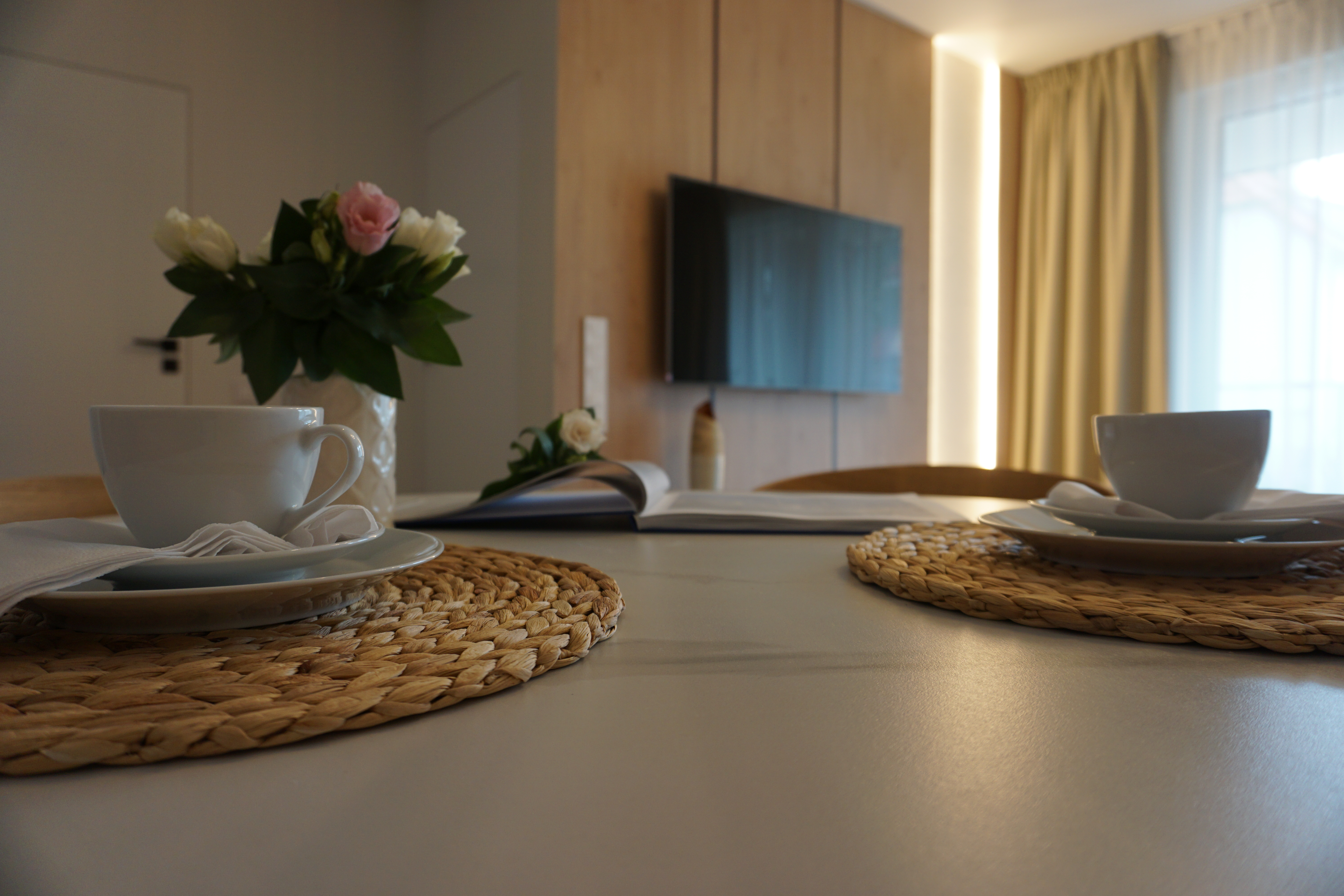 Salon apartamentu z widokiem na morze